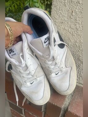 Nike White and Black Skate Sneakers,they need to be washed 🥰